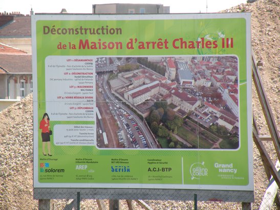  panneau annonçant la démolition de la maison d'arrêt
